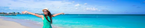 Молодая счастливая женщина на пляже во время летних каникул — стоковое фото