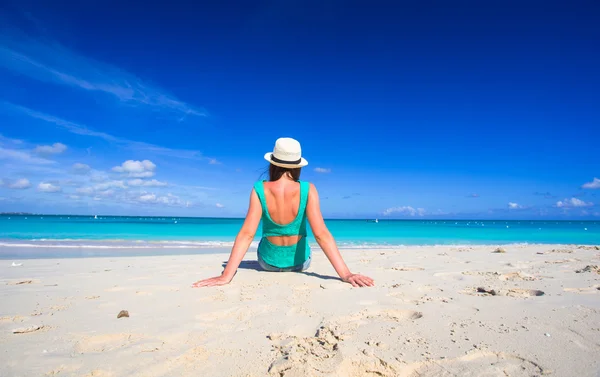 Mladá šťastná žena na pláži během své letní dovolené Royalty Free Stock Obrázky