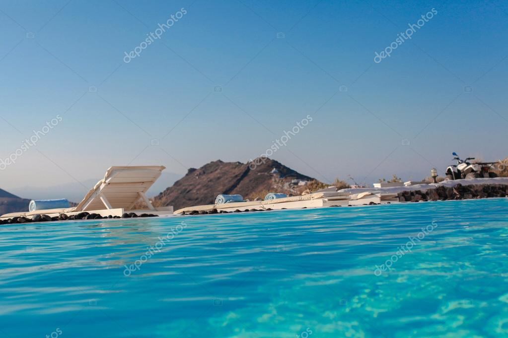 Bord De Piscine Sur La Falaise De Santorin Grèce Photographie D