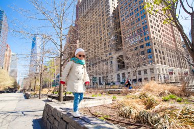 Sevimli küçük kız New York'ta bahar güneşli gün yürüyüş