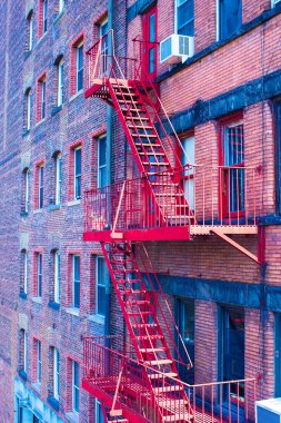 West Village 'ın tarihi bölgesinde merdivenleri olan eski evler