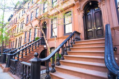 West Village 'ın tarihi bölgesinde merdivenleri olan eski evler
