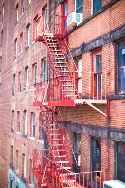 West Village 'ın tarihi bölgesinde merdivenleri olan eski evler