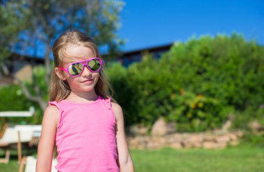 sevimli küçük kız açık havada eğlence var