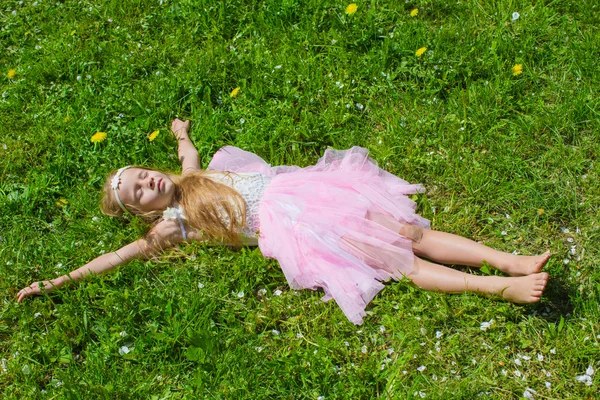 Adorable little girl have fun in blossoming apple tree garden — Stock Photo, Image
