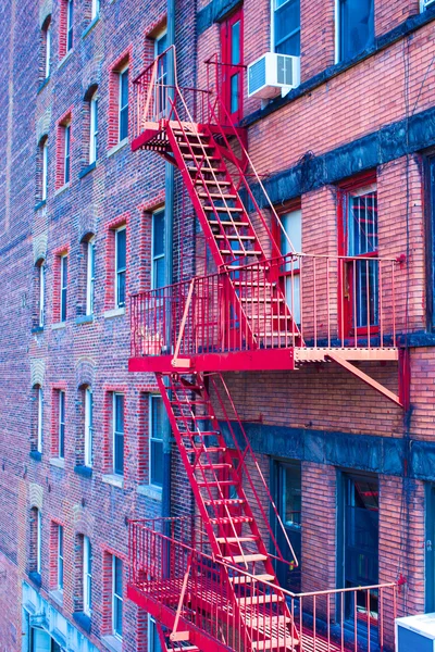 Παλιά σπίτια με σκάλες στην ιστορική συνοικία του West Village — Φωτογραφία Αρχείου
