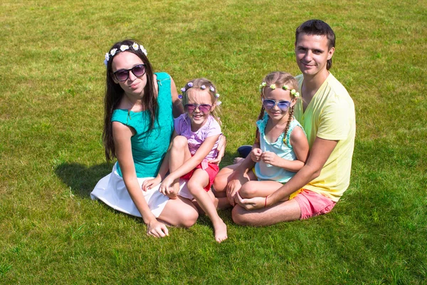 Açık havada yaz gününde iki çocuklu mutlu aile — Stok fotoğraf