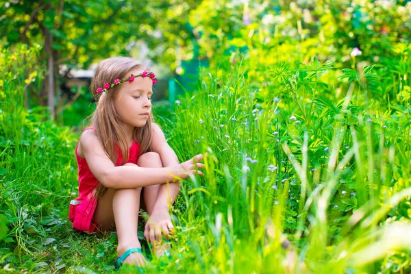 Piccola ragazza adorabile durante le vacanze estive — Foto Stock