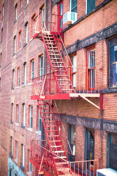West Village 'ın tarihi bölgesinde merdivenleri olan eski evler — Stok fotoğraf