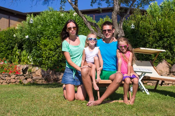 Familia feliz de cuatro durante las vacaciones de verano — Foto de Stock