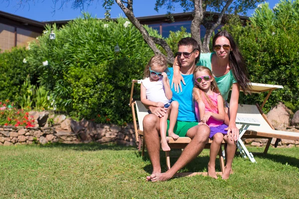 Père et enfants à la plage tropicale vacances en plein air — Photo