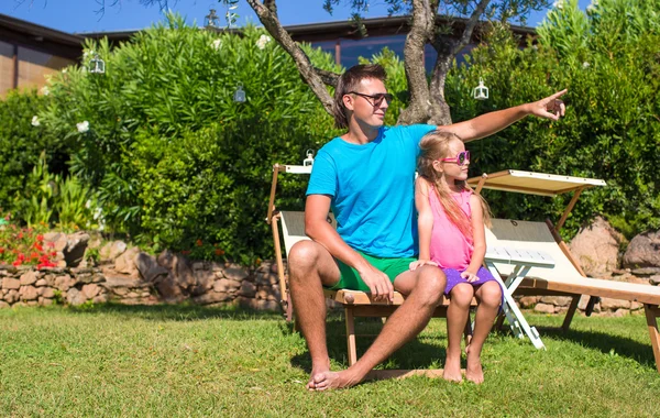 Father and daughter at tropical vacation having fun outdoor — Stock Photo, Image