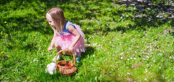 Menina adorável pequena feliz no jardim de maçã florescente — Fotografia de Stock