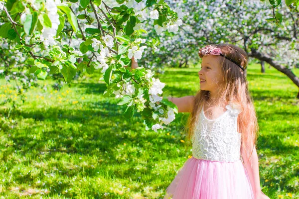 Çiçek açması elma ağacı bahçede mutlu küçük sevimli kız — Stok fotoğraf
