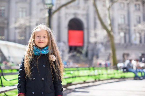 愛らしい少女は、ニューヨーク市で楽しい時を過す — ストック写真