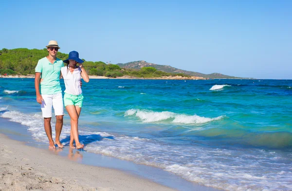 Bonne famille à la plage de sable blanc pendant les vacances tropicales — Photo