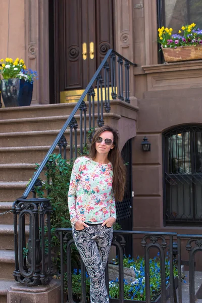 Young woman walking near old houses in historic district of West Village — Stock Photo, Image