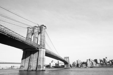 Brooklyn Köprüsü'nün Doğu Nehri üzerinden New York City'den izlendi. Siyah ve beyaz.