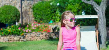 sevimli küçük kız plaj aylâk açık havada üzerinde