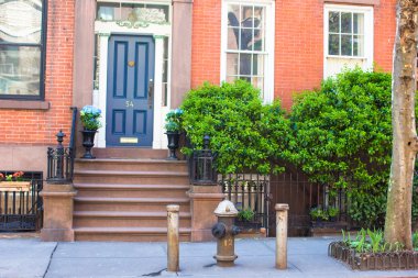 West Village 'ın tarihi bölgesinde merdivenleri olan eski evler