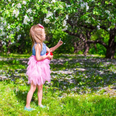 Sevimli küçük kız, Mayıs çiçek açması elma ağacı bahçede eğlence var