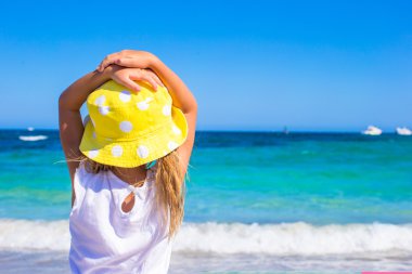 beyaz plaj tropikal tatil sırasında sevimli küçük kız