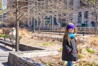 Sevimli küçük kız New York City adlı eğlence var