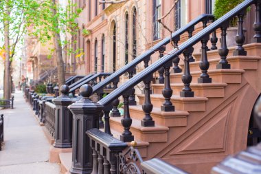 West Village 'ın tarihi bölgesinde merdivenleri olan eski evler