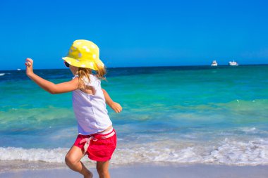 beyaz plaj tropikal tatil sırasında sevimli küçük kız