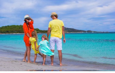 yaz plaj tatil sırasında mutlu bir aile