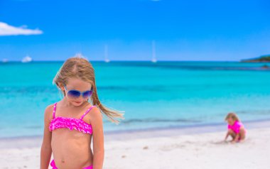 Tropikal plaj tatil sırasında mutlu küçük kızlara