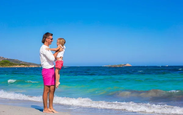 Küçük kız ve baba tropikal plaj tatil sırasında eğlenin — Stok fotoğraf