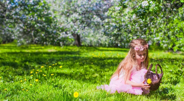 Menina adorável pequena feliz no jardim de árvore de maçã florescente — Fotografia de Stock