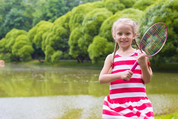 Adorable niña jugando bádminton en el picnic —  Fotos de Stock