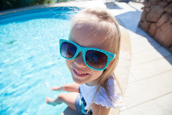 Adorável menina se divertir perto de piscina ao ar livre — Fotografia de Stock