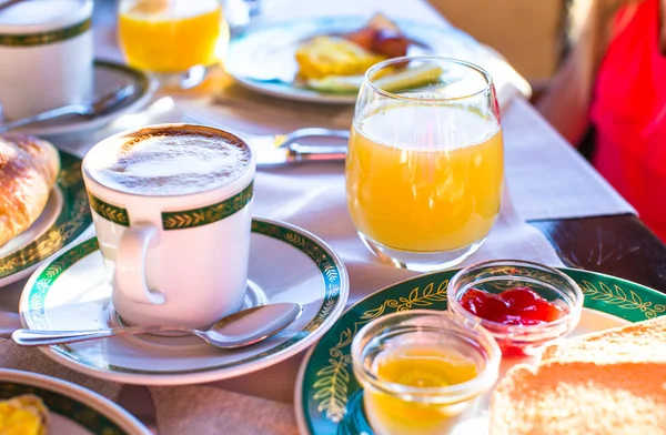 Petit déjeuner sain au restaraunt resort en plein air — Photo