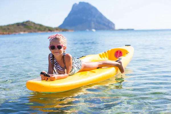 Sevimli küçük kız mavi denizde yaz tatili kayak — Stok fotoğraf