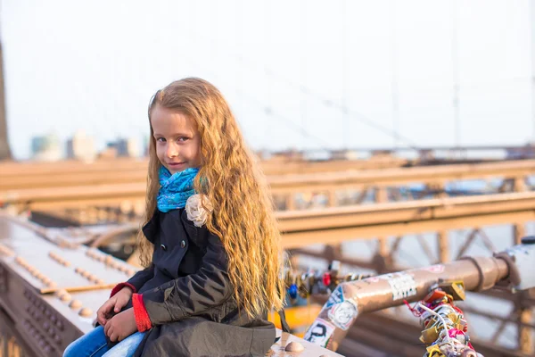 Adorable niña sentada en el puente de Brooklyn —  Fotos de Stock