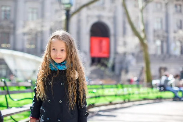 Adorable niña se divierten en la ciudad de Nueva York —  Fotos de Stock