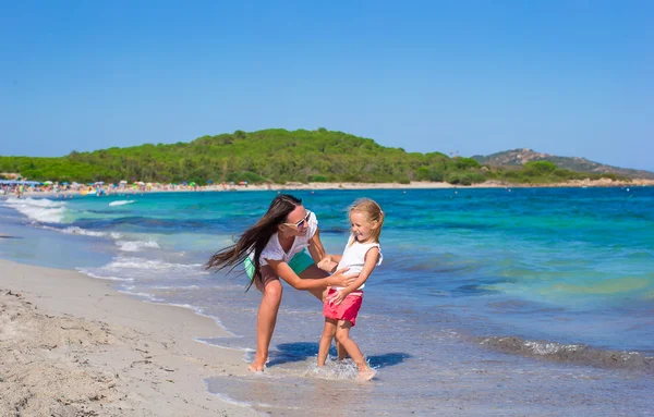 Sevimli küçük kız ve mutlu anne var eğlenceli birlikte sırasında tatil tropikal — Stok fotoğraf