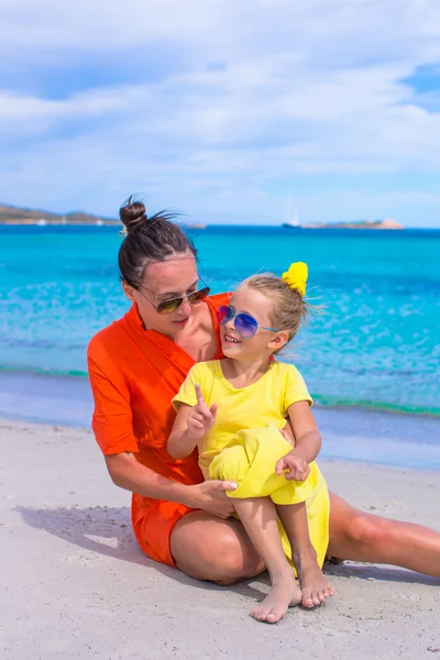 Adorabile bambina e madre sulla spiaggia bianca in Italia — Foto Stock