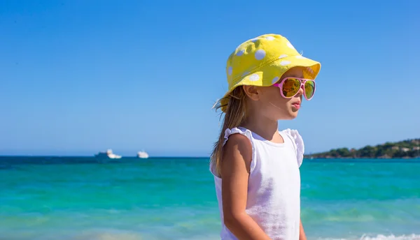 Beyaz plaj tropikal tatil sırasında sevimli küçük kız — Stok fotoğraf