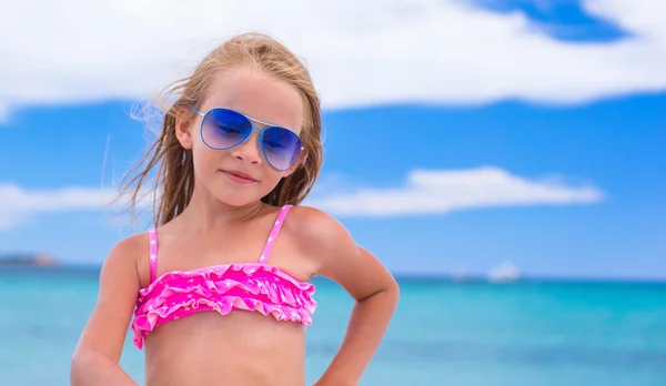 Portret van een klein meisje aan het tropische strand tijdens vakantie — Stockfoto