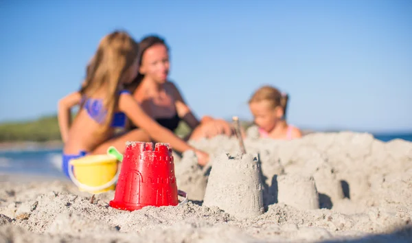 熱帯の休暇中にビーチおもちゃで遊んで幸せな家族 — ストック写真