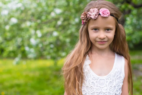 Virágzó Alma kertben aranyos kislány portréja — Stock Fotó