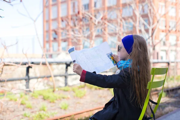 Underbar liten flicka njuta av solig dag på New York High Line — Stockfoto