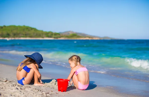 Adorables niñas jugando con juguetes durante las vacaciones en la playa —  Fotos de Stock