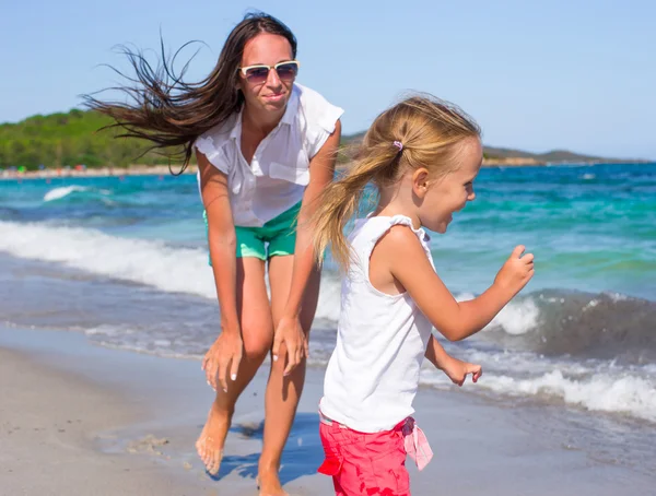 Bedårande liten flicka och glad mamma ha roligt tillsammans under tropiska semester — Stockfoto