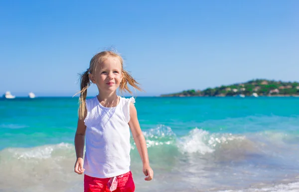 Adorable little girl having fun during tropical beach vacation — Stock Photo, Image