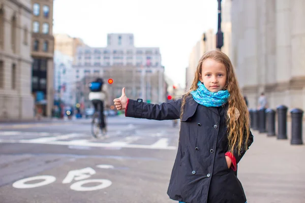 Очаровательная маленькая девочка берет такси в Нью-Йорке — стоковое фото